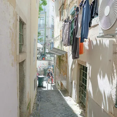 Next To Sao Jorge Castle Appartamento Lisbona